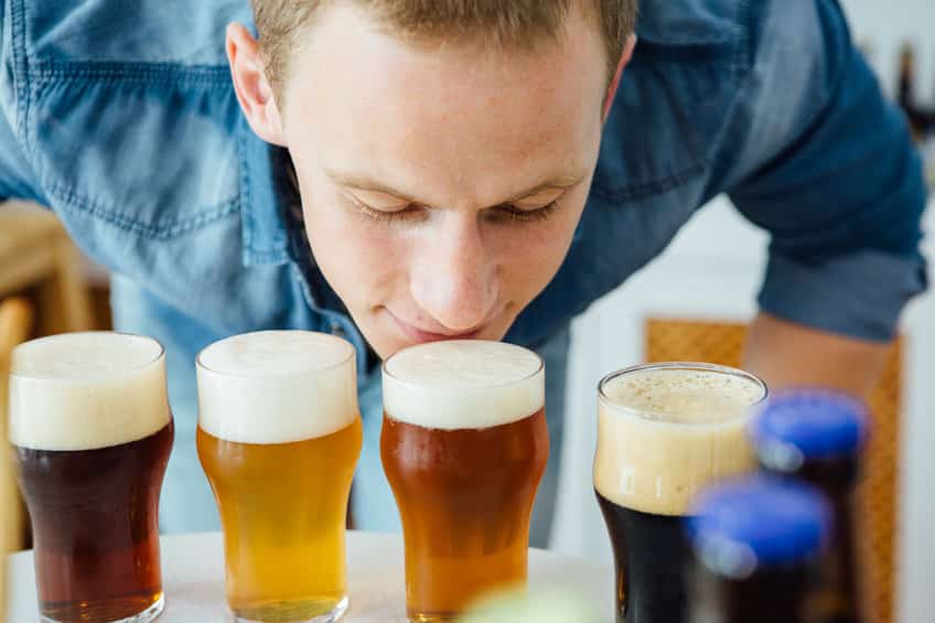 Comment apprécier pleinement la bière artisanale ? man smelling craft beer